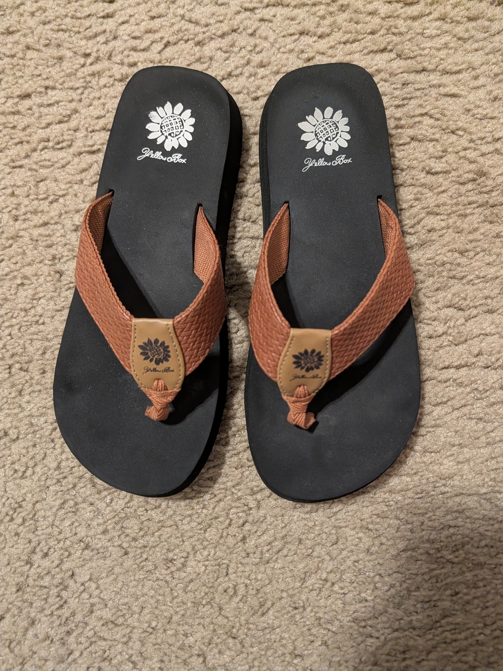 Yellow Box Women's Brown Strap Black Footbed Flip Flops Size 8 WORN ONCE